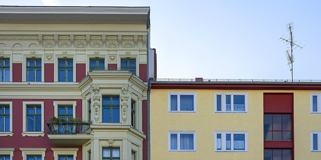 Eine historische Häuserfassade neben einer modernen