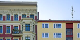 Eine historische Häuserfassade neben einer modernen