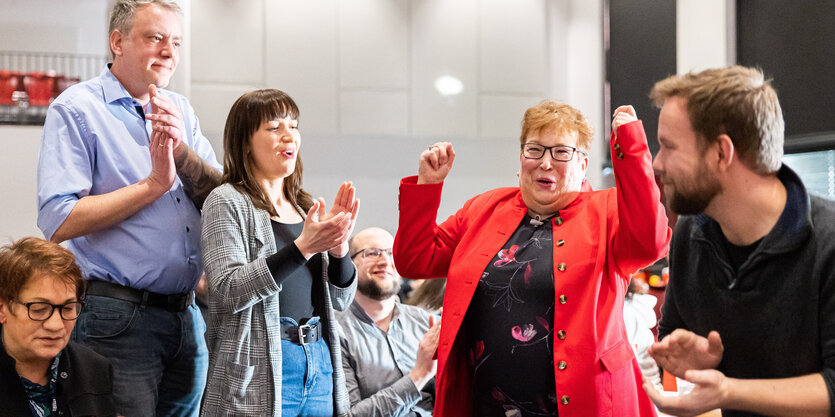 Franziska Junker reißt jubelnd die Arme hoch, während ihre Vorgänger Lars Leopold, Heidi Reichinnek und ihr Vize Thorben Peters klatschen.