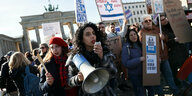 Eine Menschengruppen mit Israel Flaggen vor dem Brandeburger Tor