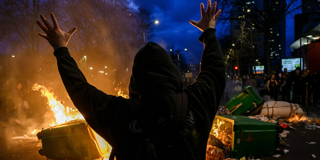 Demonstranten vor brennenden Barrikaden in Paris