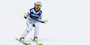 Skispringerin Ema Klinec nach ihrem Weltrekord im Skiflug