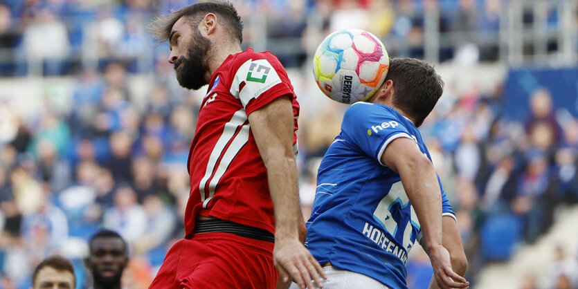 Kopfballduell zwischen Hoffenheim und Hertha