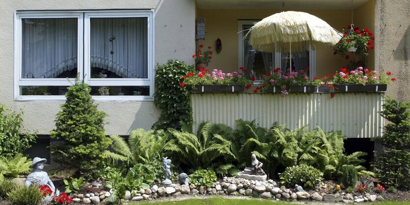 Wohnung im Erdgeschoss mit Balkon und vielen Pflanzen