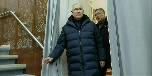 Vladimir Putin in a winter coat on his trip to occupied Crimea