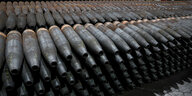 155 mm Artillerie-Munition lagert in einer Waffenfabrik in langen Reihen