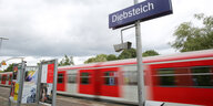 Eine S-Bahn verlässt den S-Bahnhof Diebsteich.