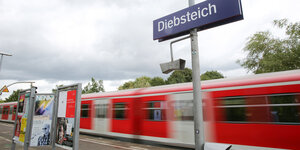 Eine S-Bahn verlässt den S-Bahnhof Diebsteich.