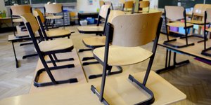 Stühle in einem Klassenzimmer
