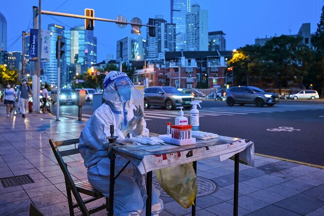 Eine Teststation in einer Straße in Shanghai