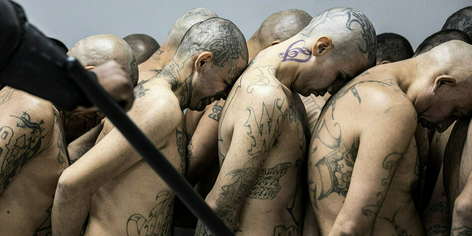 New mega prison in El Salvador: images of absolute humiliation