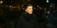 Sahra Wagenknecht wird fotografiert, das Gesicht ist beleuchtet