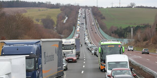 Fahrzeuge stehen im Stau auf der Autobahn 4.