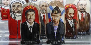Matriosckapuppen mit den Gesichrtern von Wladimir Putin und Xi Jinping