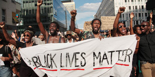 Demonstrierende bei einer Demonstration in Berlin 2016. Auf einem Schild steht: Black Lives Matter