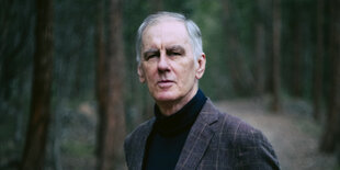 Robert Forster im Wald