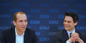 Dennis Thering und Christoph Ploß vor einer dunkelblauen Wand mit "CDU"-Logos