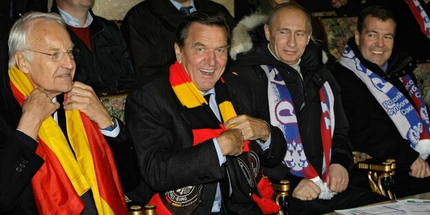 Stoiber, Schröder, Putin und Medjew mit Fanschals beim WM-Qualifikationsspiel Deutschland gegen Russland 2009