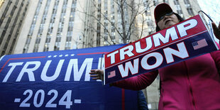 Trump-Anhängerin protestiert mit 2024-Wahl-Plakat