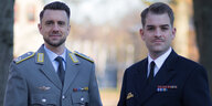 Zwei Männer in Militäruniform