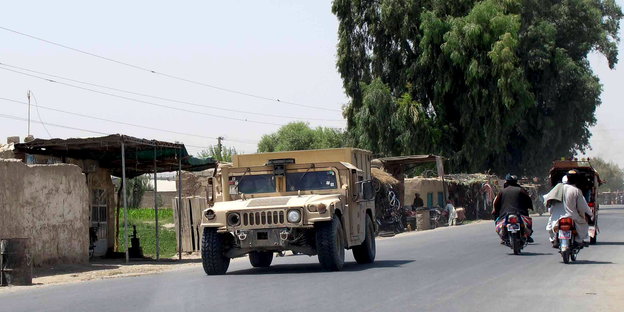Ein Panzerfahrzeug der afghanischen Polizei fährt eine Straße entlang