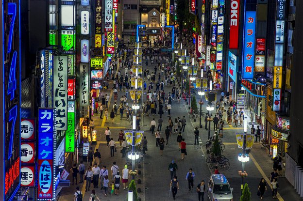 Bevölkerte Straße in Tokio