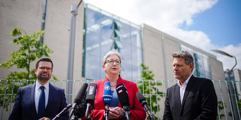 Justizminister Marco Buschmann, Bauministerin Klara Geywitz und Wirtschaftsminister Robert Habeck bei einem Pressetermin unter freiem Himmel im Regierungsviertel.