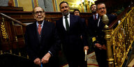 Ramon Tamames (links) wird von mehreren Männern ins Parlament begleitet