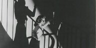Eine Frau mit einem Leuchter auf einer Treppe
