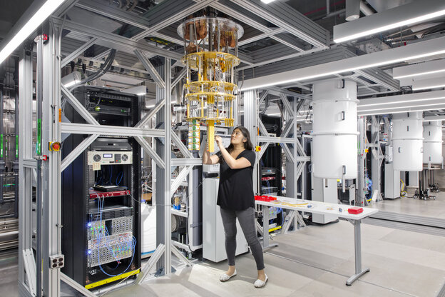 Eine IBM-Wissenschaftlerin an einem Quantencomputer