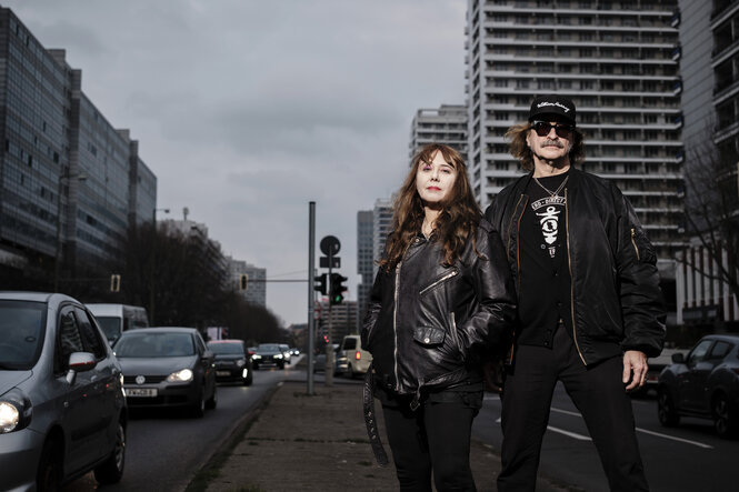 Alexander Hacke und Danielle de Picciotto an eine Straße vor Hochhäusern