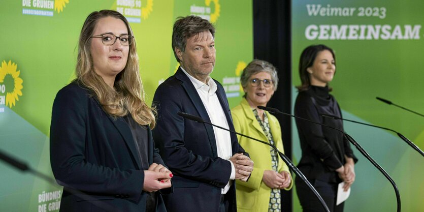 Auf der grünen Bühne in Weimar stehen von links: Katharina Dröge, Robert Habeck, Britta Haßelmann und Annalena Baerbock