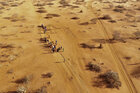 Eine Gruppe von Menschen unterwegs in einer wüstenähnlichen Gegend in Somalia