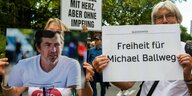 Protestaktion - auf ener Demonstration fordern Teilnehmer mit Schildern: Freiheit für Michael Ballweg