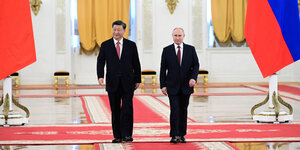 Xi Jinping steht neben Wladimir Putin auf dem roten Teppich im Kreml