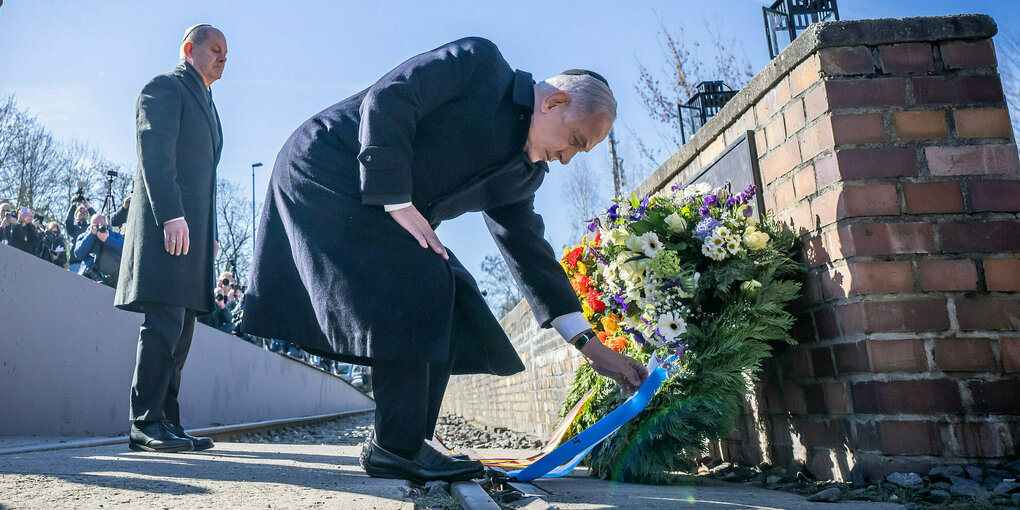 Benjamin Netanjahu am Mahnmal Gleis 17 in Grunewald, hinter ihm steht Olaf Scholz