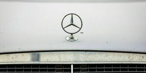 Ein Mercedes-Stern prangt auf einer Kühlerhaube