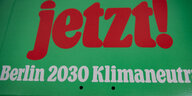 Das Foto zeigt ein Werbeplakat für den Klima-Volksentscheid am 26. März in Berlin