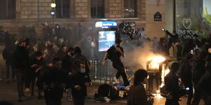 Protestierende auf dem Platz der Republik in Paris