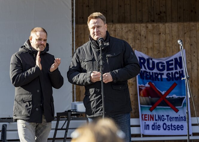 Karstebn SChneider, Bürgermeister von Binz auf Rügen steht an einem Mikrofon