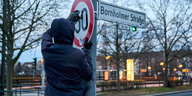 2 Aktivisten von Extinction Rebellion (XR) schrauben Schilder "Tempo 50", bzw Zusatzzeichen "20-6 h Lärmschutz" ab, sodass die auf dem Bösebrücke existierend Tempo 30 auf die Bornholmer Straße gültig bleibt