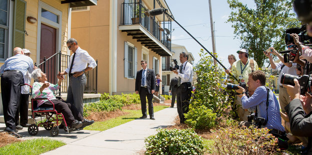 Präsident Barack Obama trifft eine Bewohnerin in New Orleans