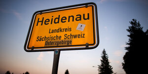 Ein Ortsschild mit der Aufschrift Heidenau – Landkreis Sächsische Schweiz.