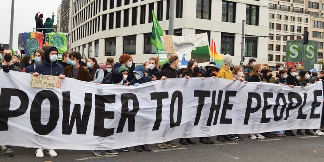 Das Bild zeigt die Bewegung Fridays for Future bei einer Demo.