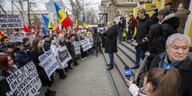 eine Masse von Menschen mit Schildern und moldawischen Flaggen