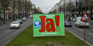 Ein Plakat mit der Aufschrift ·Ja! - Berlin 2030 Klimaneutral· steht auf der Frankfurter Allee
