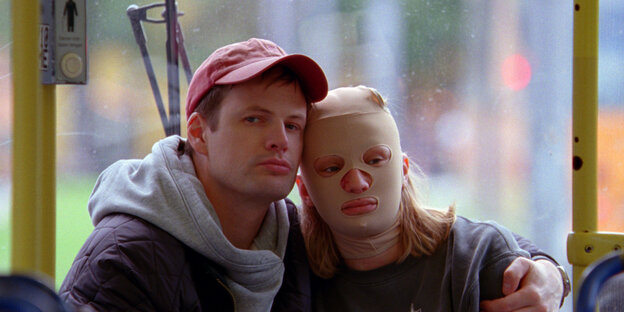 Thomas (Eirik Sæther) umarmt Signe (Kristine Kujath Thorp), deren Gesicht bandagiert ist.