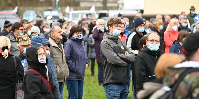 Demonstrierende, zum Teil mit Masken