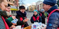 Reste der Kuchen werden eingepackt und an passenten auf dem Rückweg verschenkt. Circa 300 Menschen, meistens Aktivisten der Initiative "Klimaneustart" protestieren mit eine Kundgebung auf dem Nollendorfplatz mit Kaffee und Kuchen zum Endspurt zum Volksentscheid Berlin 2030 Klimaneutral.