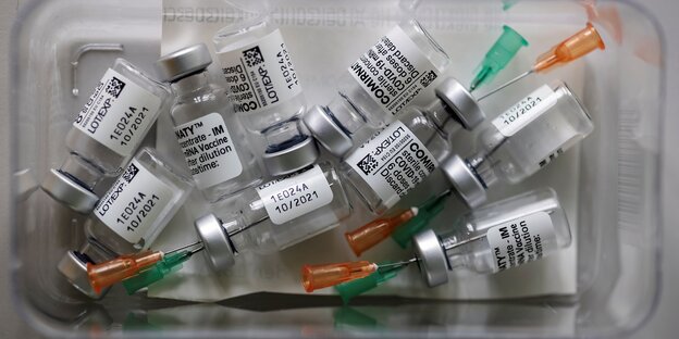 Impfdosen und Kanülen